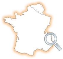 Vue d'un circuit de pilotage automobile en France avec voiture de sport en piste